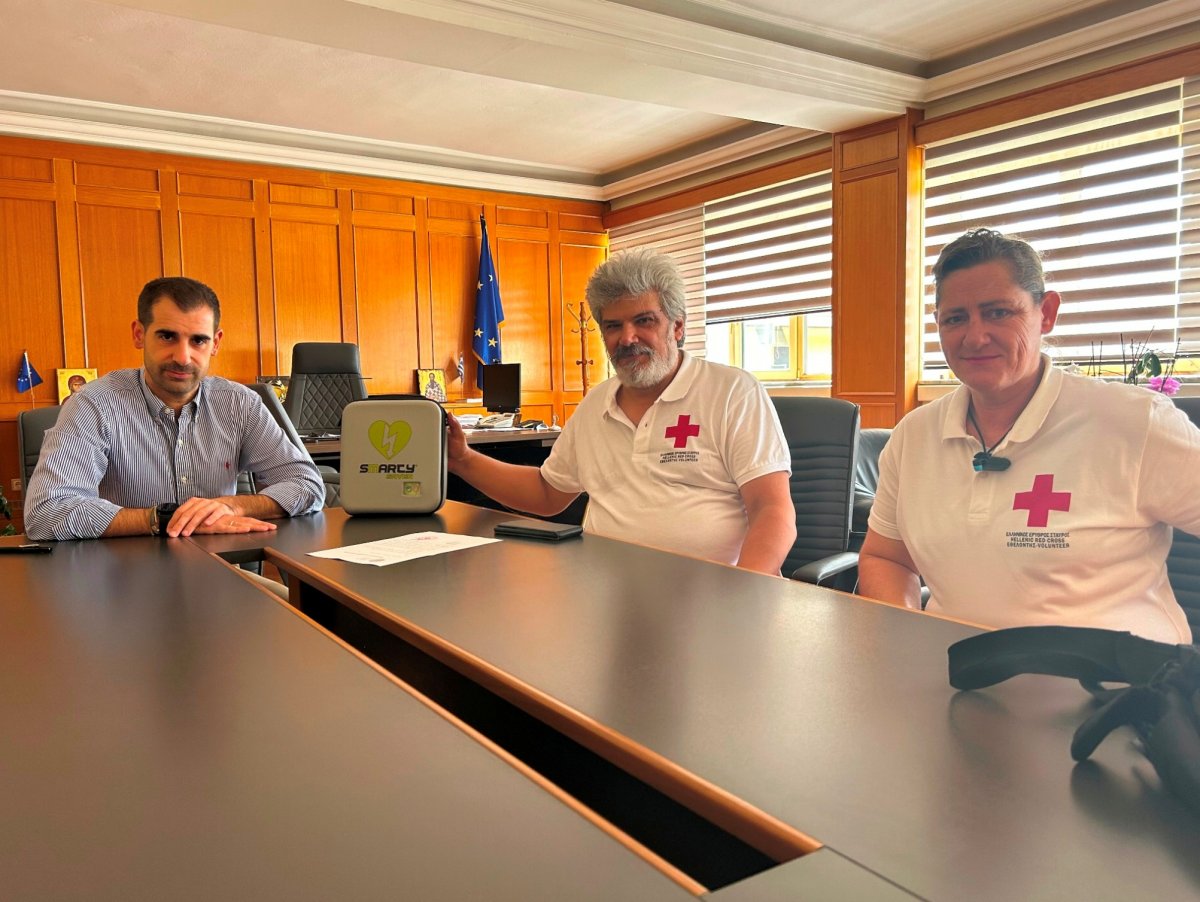 Προσφορά Αυτόματων Απινιδωτών σε Συλλόγους του νομού από τον Αντιπεριφερειάρχη Ηλείας Β. Γιαννόπουλο