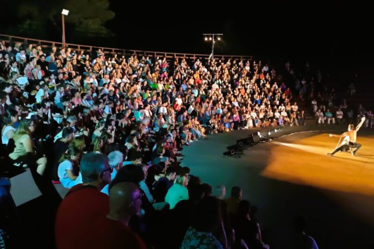 O «Αίας» του Σοφοκλή μάγεψε το κοινό στο θέατρο της Αρχαίας Ήλιδας