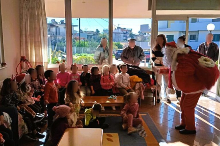 Aμαλιάδα: Παιδικά χαμόγελα και Χριστουγεννιάτικες μελωδίες για τους ηλικιωμένους