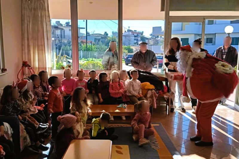 Aμαλιάδα: Παιδικά χαμόγελα και Χριστουγεννιάτικες μελωδίες για τους ηλικιωμένους