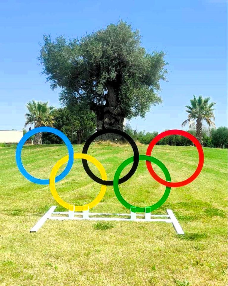 Aμαλιάδα: Στην είσοδο της πόλης τοποθετήθηκε το παγκόσμιο σύμβολο του Oλυμπισμού