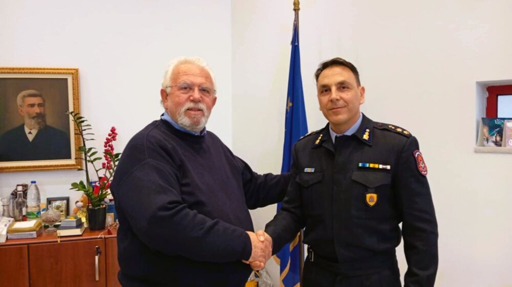 O δήμαρχος Ήλιδας υποδέχτηκε το νέο διοικητή της Πυροσβεστικής Υπηρεσίας Αμαλιάδας Νικόλαο Σμαρνάκη