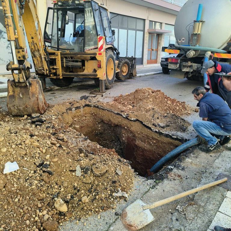Αμαλιάδα: Άμεση αποκατάσταση βλάβης από συνεργεία του Δήμου Ήλιδας στο αποχετευτικό δίκτυο στο κέντρο της πόλης