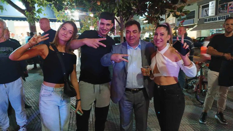 “Ενωμένοι Αλλάζουμε τον Πύργο”: Οι νέοι ψηφίζουν ΤΑΚΗ για ΔΗΜΑΡΧΟ! - Βραδιά γιορτής στην πλατεία Ιατρίδη