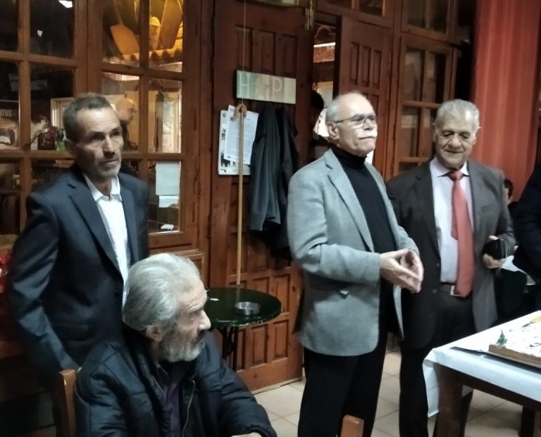 Πεύκη δήμoυ Πύργου: «Έκοψαν» την πρωτοχρονιάτικη πίτα … μοίρασαν ευχές!