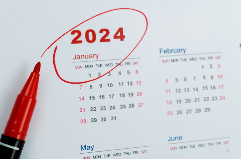 2024: Πότε πέφτουν οι αργίες και τα τριήμερα της νέας χρονιάς