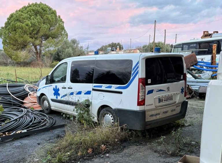 Αμαλιάδα: Καινούριο ασθενοφόρο-δωρεά στο δήμο Ήλιδας σάπιζε σε χωράφι επί τέσσερα χρόνια!