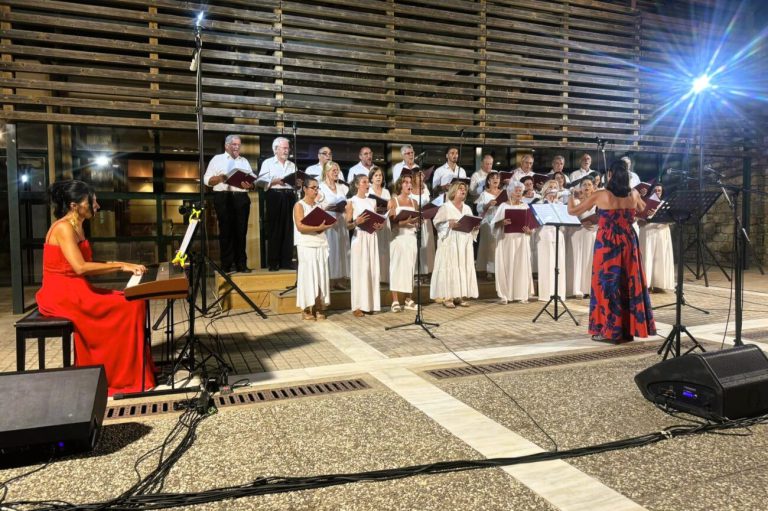 Aρχαία Ήλιδα: Μάγεψαν το κοινό τα «Τραγούδια στο Σεληνόφως» υπό το φως της Αυγουστιάτικης πανσελήνου (pics)
