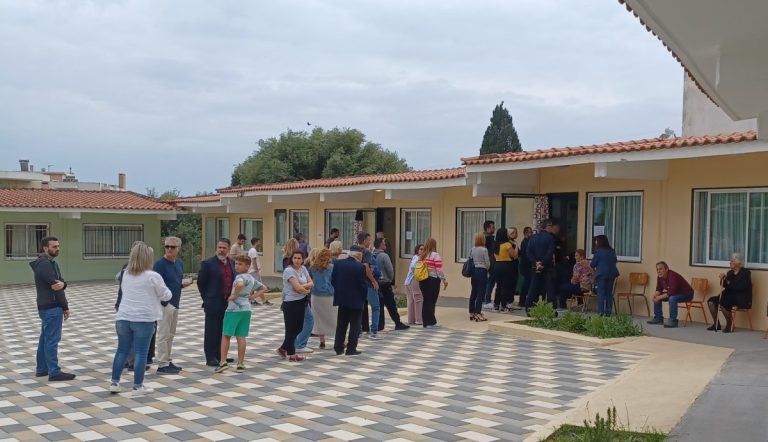 Πύργος: Χωρίς προβλήματα η εκλογική διαδικασία – «Επεισόδιο» δημιούργησε «ουρά» στο 2ο Δημοτικό Σχολείο (εικόνες + βίντεο)