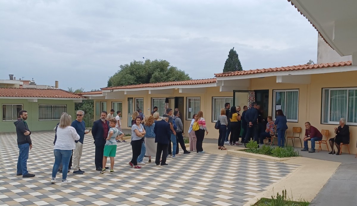 Πύργος: Χωρίς προβλήματα η εκλογική διαδικασία – «Επεισόδιο» δημιούργησε «ουρά» στο 2ο Δημοτικό Σχολείο (εικόνες + βίντεο)