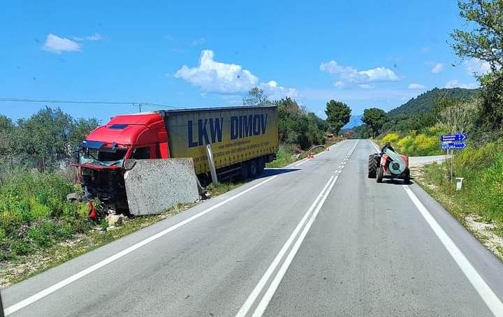 Σύνορα Ηλείας-Μεσσηνίας: Νταλίκα βγήκε εκτός δρόμου κι έπεσε σε στάση