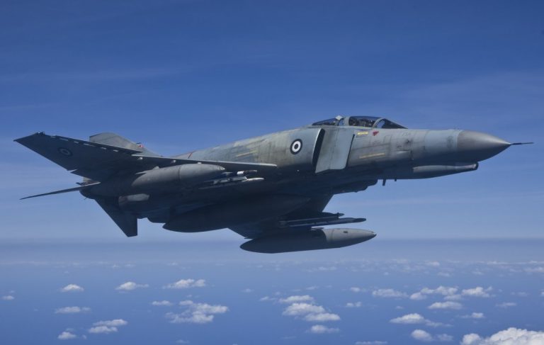 Πτώση μαχητικού Phantom F-4 της Π.Α.: Οι πιλότοι του δεν πρόλαβαν να εκτιναχθούν – Βρέθηκαν συντρίμμια (VIDEO)