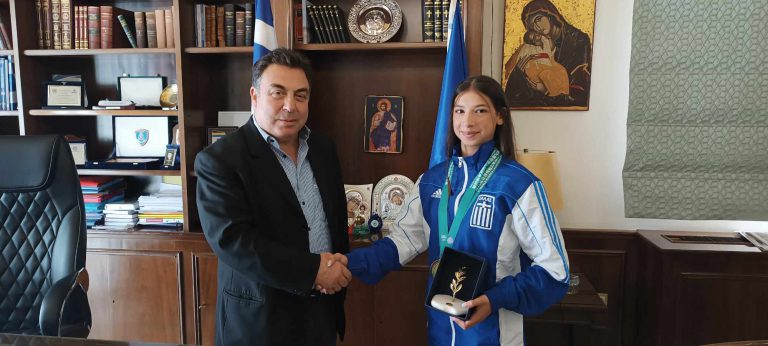 Πύργος: Ο Τάκης Αντωνακόπουλος τίμησε το «χρυσό» κορίτσι του Κουνγκ Φου Κωνσταντίνα Φωτεινογιαννοπούλου