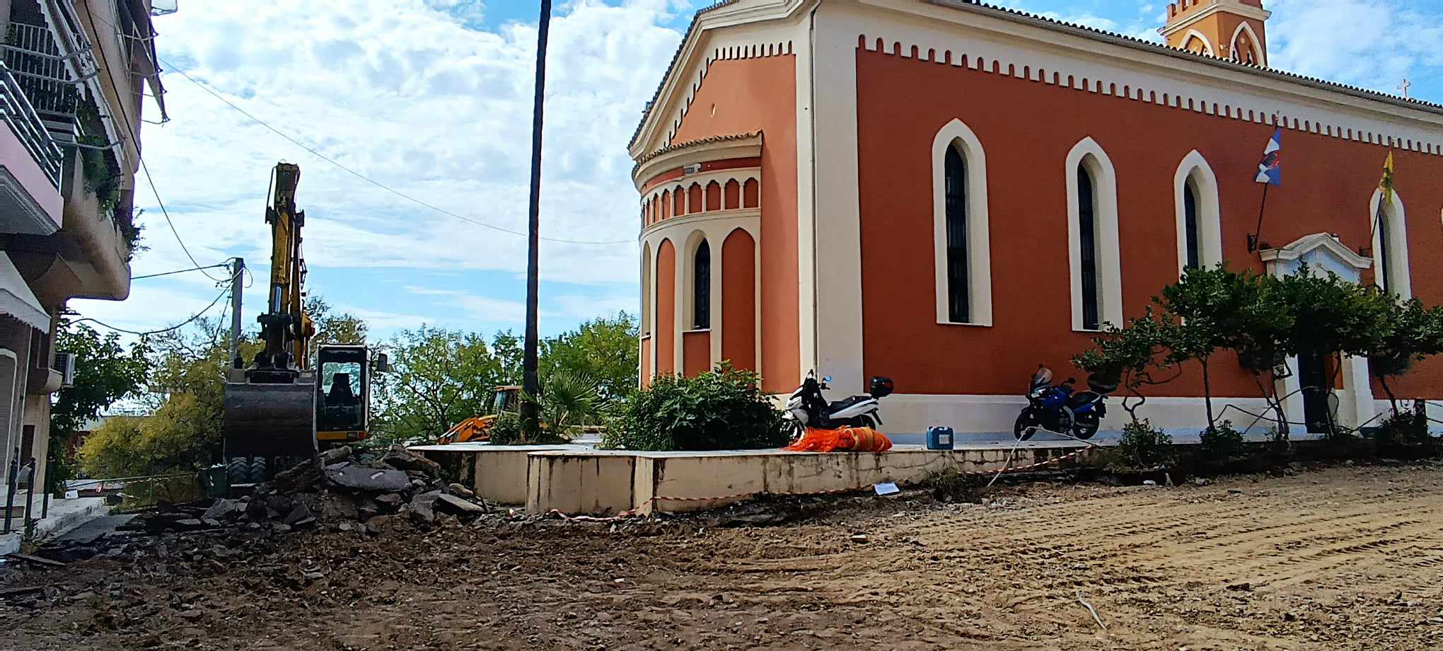 Πύργος: Ξεκίνησαν οι εργασίες ανάπλασης των δρόμων πέριξ του Ι. Ν. Αγίας Κυριακής με προϋπολογισμό 1 εκατ. ευρώ (εικόνες)