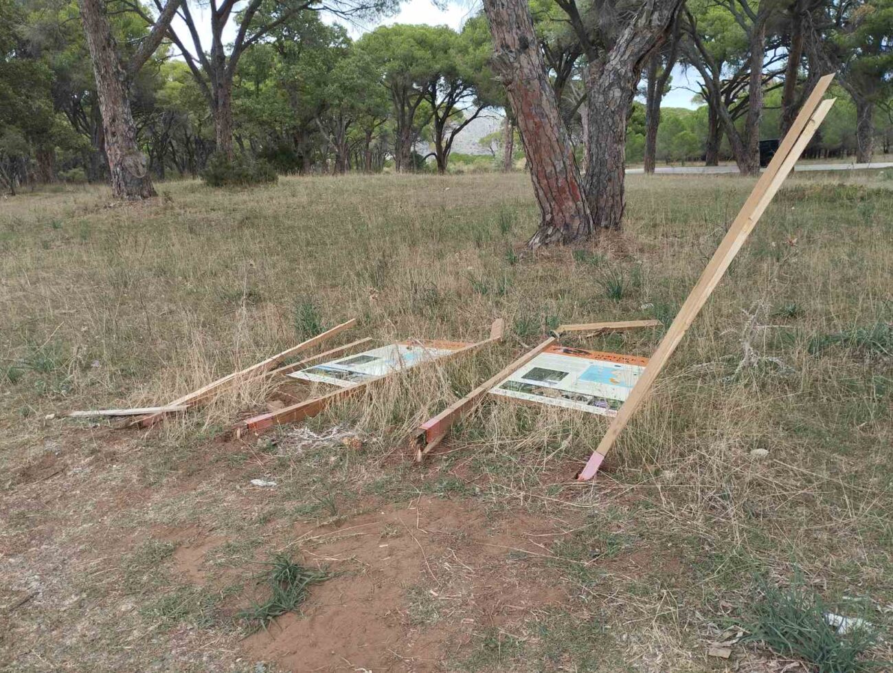 Aνεγκέφαλοι κατέστρεψαν ενημερωτικές πινακίδες στο Εθνικό Πάρκο Υγροτόπων Κοτυχίου - Στροφυλιάς (pics)