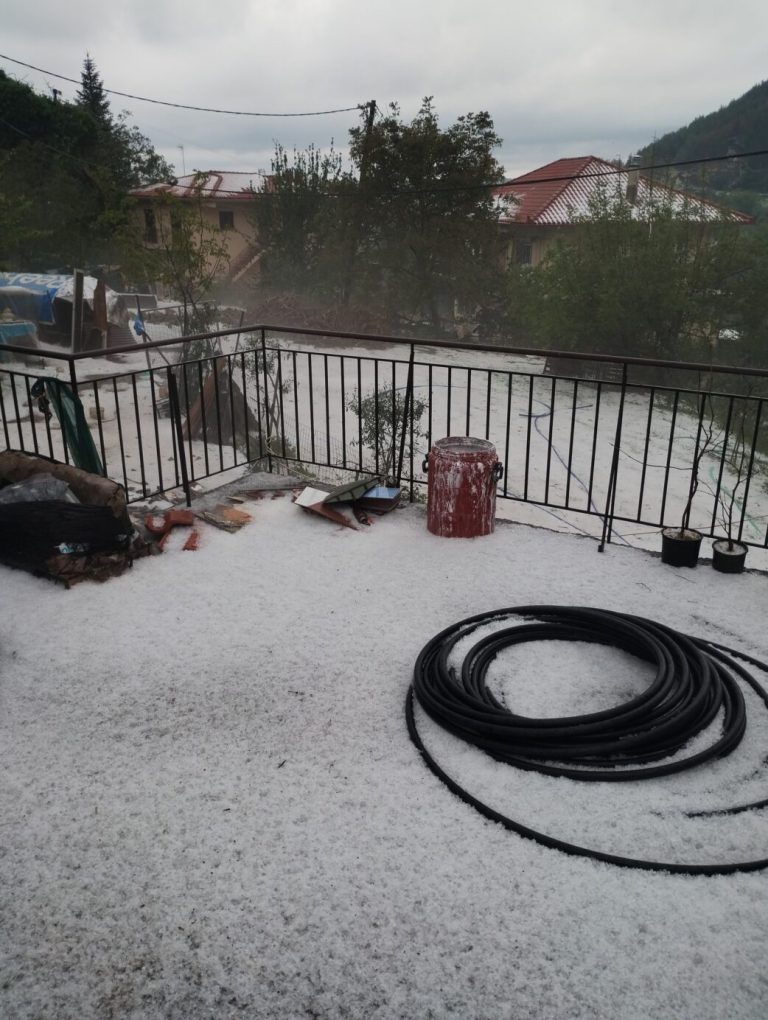 Πεύκη: Το «έστρωσε» με χαλάζι! (pics)