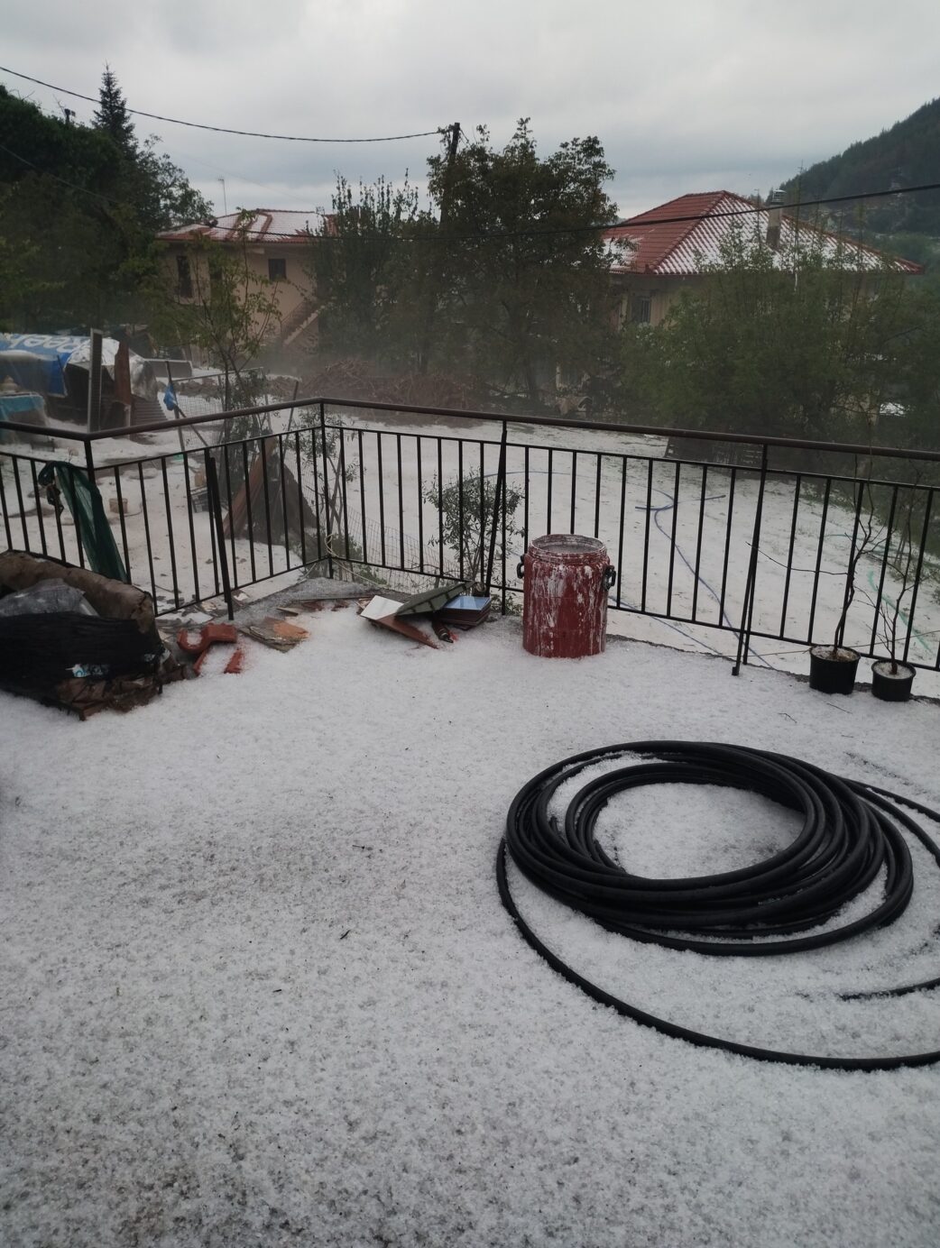 Πεύκη: Το «έστρωσε» με χαλάζι! (pics)