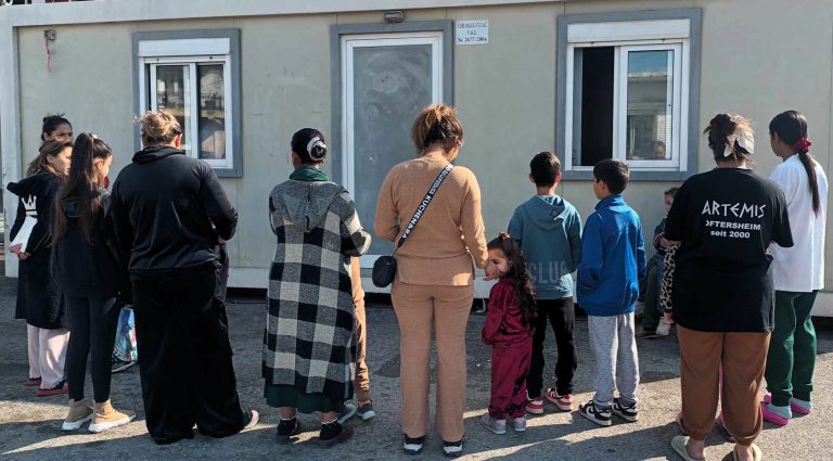 Δήμος Ήλιδας: Εμβολιασμός και παιδιατρική εξέταση παιδιών Ρομά της συνοικίας Παπακαυκά στην Αμαλιάδα