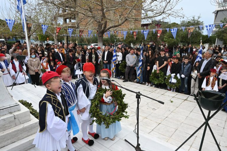 Zαχάρω: Οι μαθητές τίμησαν την Εθνική Επέτειο της 25ης Μαρτίου με κατάθεση στεφάνων (pics)