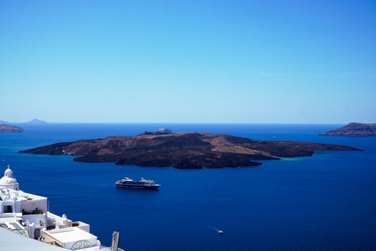 Σεισμοί στη Σαντορίνη: Στάση αναμονής από τους διεθνείς tour operators για τις κρατήσεις