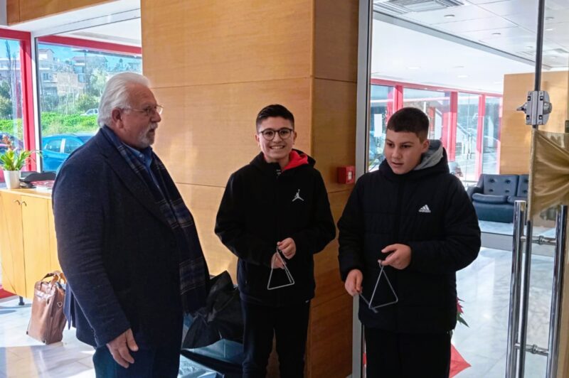 Aμαλιάδα: Κάλαντα Πρωτοχρονιάς στο δήμαρχο Ήλιδας