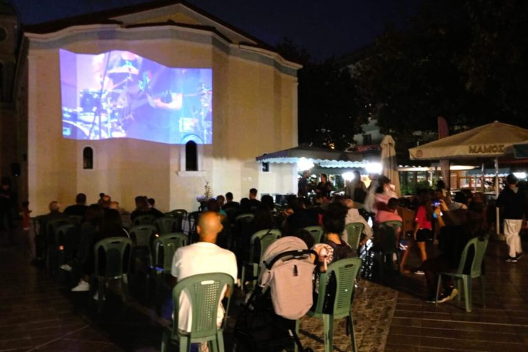 Aμαλιάδα: Mε πρωτοβουλία του δήμου Ήλιδας μεταδόθηκε δημόσια η συγκλονιστική συναυλία για τα 57 θύματα των Τεμπών