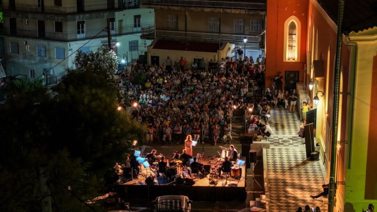 Πύργος: Τα «Χρώματα της Ήλιδας» φώτισαν το Αυγουστιάτικο φεγγάρι (εικόνες)