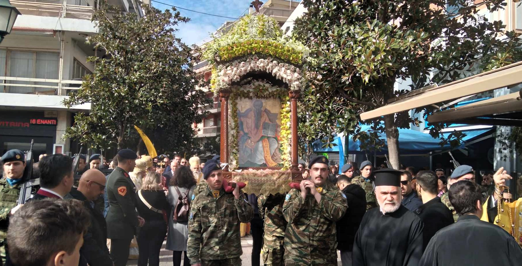 Πύργος: Λαμπρός εορτασμός για τον Πολιούχο Άγιο Χαράλαμπο με…βεγγαλικά μέρα-μεσημέρι! (pics)