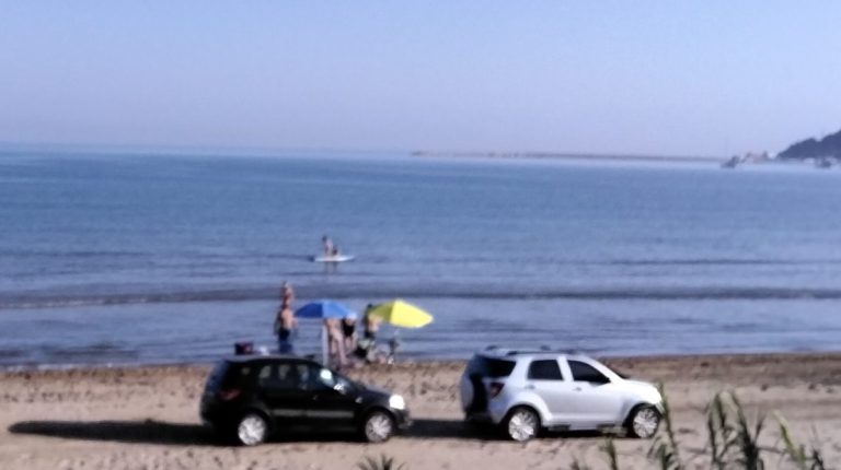 Κατάκολο: Με τα αυτοκίνητα πάνω στην παραλία… τι φάση;