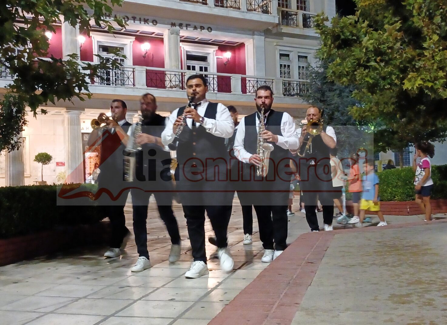 Πύργος: Tσικνοπέμπτη με μουσική περατζάδα από τους Bronza Banda και Γαϊτανάκι στην κεντρική πλατεία (vids)