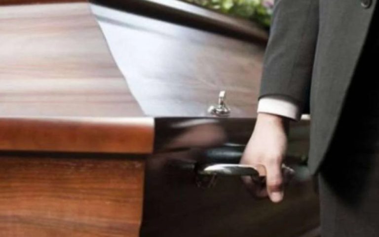 Νέα Σμύρνη: 20χρονος εισέβαλε σε κηδεία