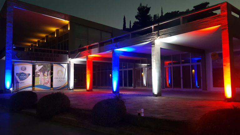 Παρίσι 2024: Φωταγώγηση του δημαρχείου Αρχαίας Ολυμπίας στα χρώματα της σημαίας της Γαλλίας