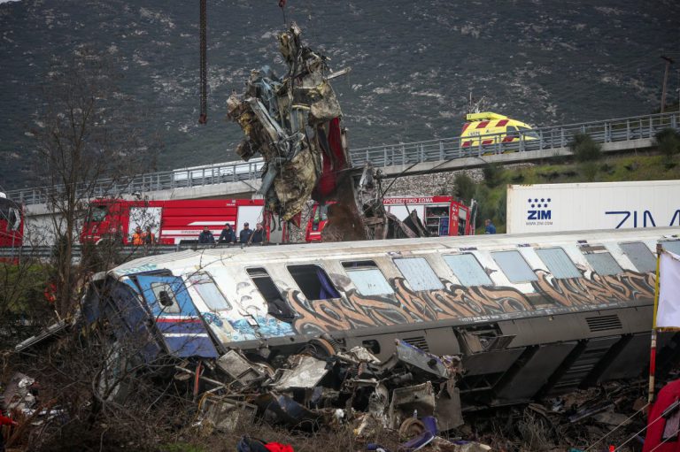 Τέμπη: Οι συνομιλίες στο σύστημα ενδοεπικοινωνίας το βράδυ της φονικής σύγκρουσης των τρένων – «Πρέπει να έγινε τράκα»
