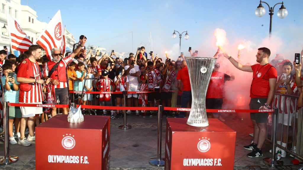 Στην πλατεία Kουρούτας τα κύπελα του Ολυμπιακού!