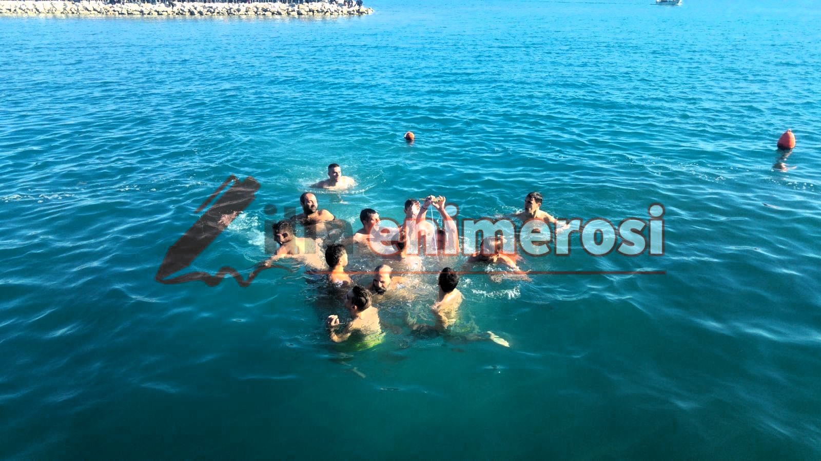 Γιατί στα Φώτα πετάμε τον τίμιο σταυρό σε νερά