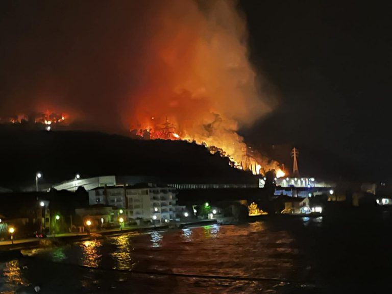 Φωτιά στην Kορινθία – Έκλεισε η εθνική οδός Πατρών – Κορίνθου και στα δύο ρεύματα