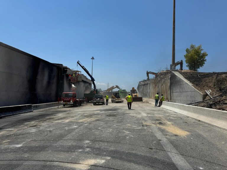 Aθηνών – Kορίνθου: Ολοκληρώθηκε η κατεδάφιση της γέφυρας – Πότε θα δοθούν στην κυκλοφορία οι λωρίδες