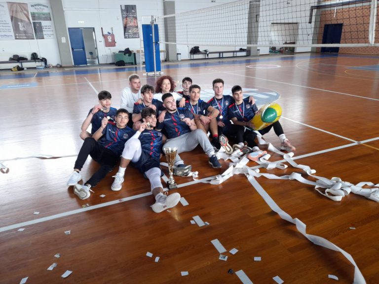 ΓΕΛ Κρεστένων:<strong> Βράβευση για την «πρωτιά» στους αγώνες βόλεϊ στην Ηλεία</strong>