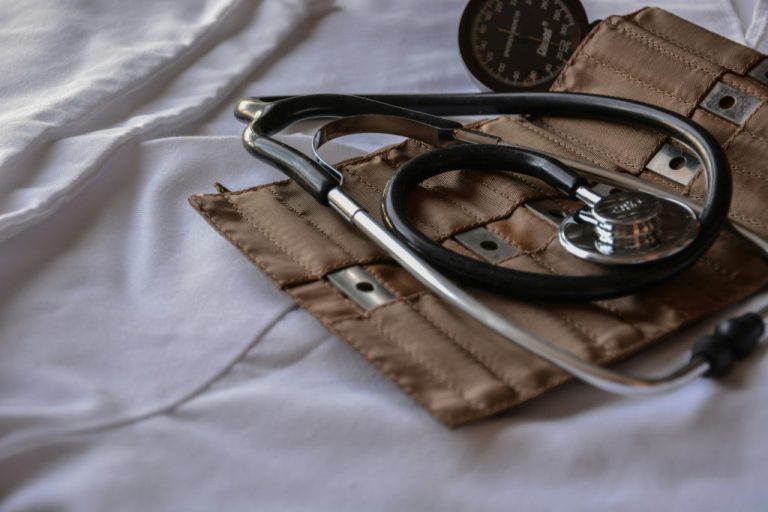 Hλεία: Προκλητική κάλυψη στον επίορκο γιατρό – Eργάζεται κανονικά 15 ημέρες μετά τη σύλληψή του...