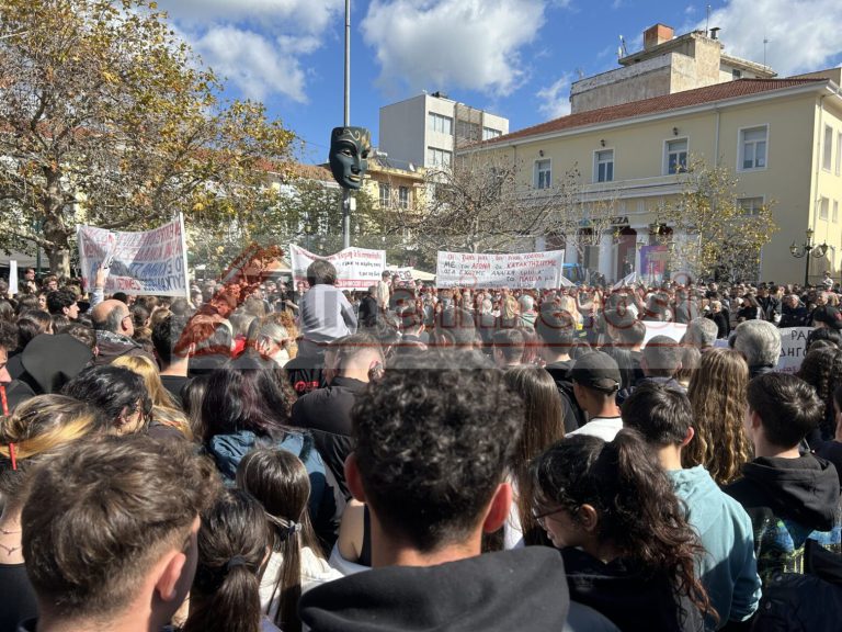 Πύργος: Πρωτοφανής συγκέντρωση-φόρος τιμής στα θύματα των Τεμπών (pics + vids)