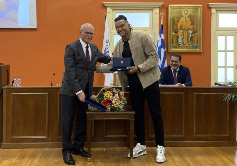 Πύργος: Tο Χρυσό Κλειδί της πόλης στον Εμμανουήλ Καραλή (video + pics)