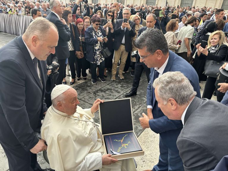 Συνάντηση του Γιάννη Λέντζα με τον Πάπα της Ρώμης στο Bατικανό