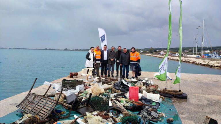 Kυλλήνη: Ο βυθός του λιμανιού έκρυβε μέχρι και…παγκάκι!