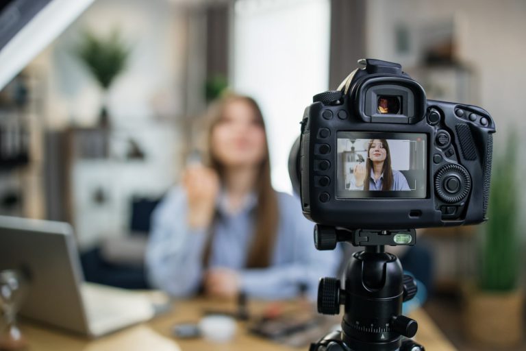 Influencers: Στο στόχαστρο της ΕΕ για παράνομα κέρδη – «Ξεσκονίζουν» και 20 Έλληνες