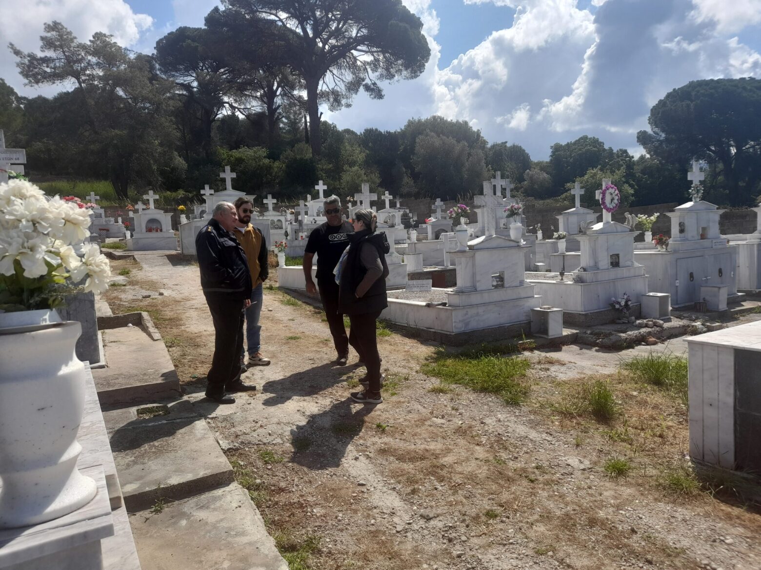 Aσέβεια: «Επιδρομή» στα μνήματα στο κοιμητήριο Καλλικώμου!