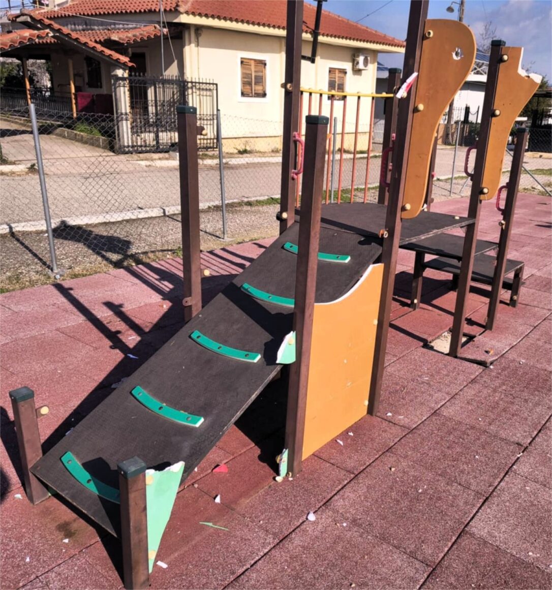 Βανδαλισμοί στην παιδική χαρά του Καλλικώμου!