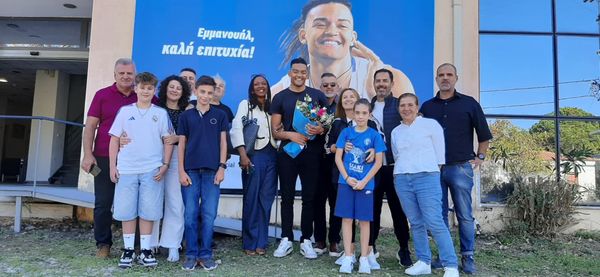 O Εμμανουήλ Καραλής κάτω από το πανό της ΕΡΤ Πύργου!