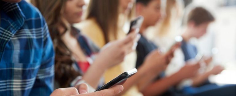 Σχολεία: Τις 16.000 έφτασαν οι αποβολές για τα κινητά