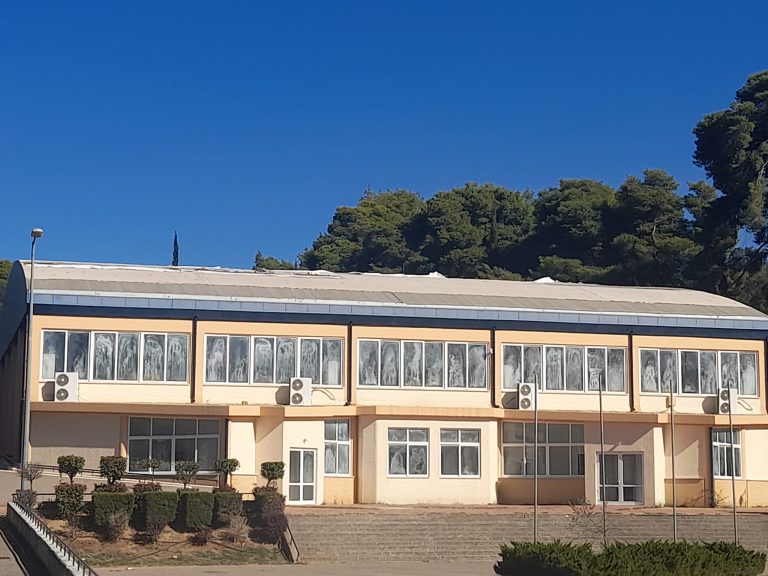Κρέστενα: Σημαντικές ζημιές από ανεμοστρόβιλο στην οροφή του Κλειστού Γυμναστηρίου