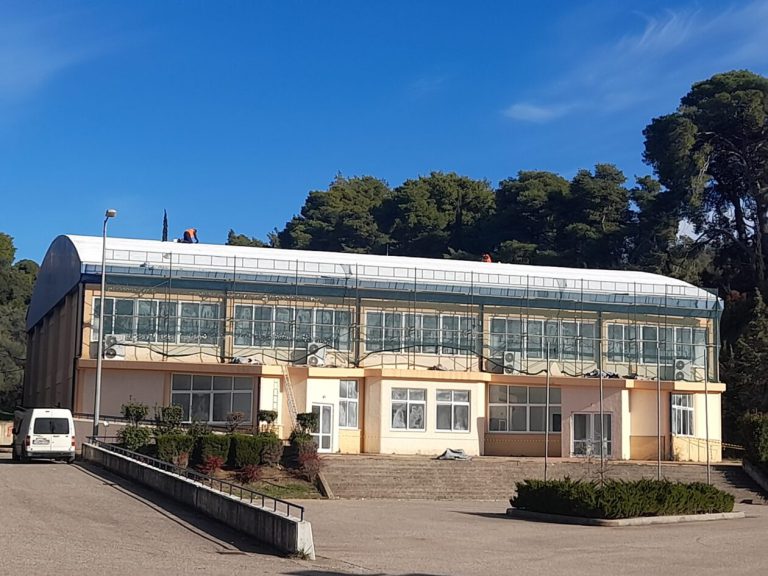 Εργασίες «επούλωσης» της στέγης του Kλειστού Κρεστένων (pics)